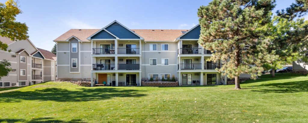 Building exterior of Belmar Villas apartments in Lakewood, Colorado